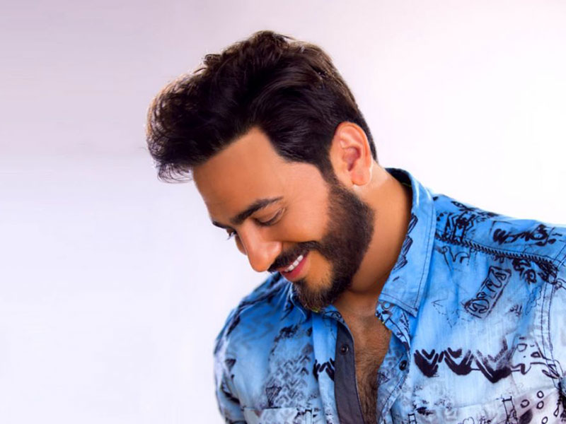 اضغط لمشاهدة الفيديو: شاب مصري يُدخل تامر حسني في نوبة ضحك هستيرية